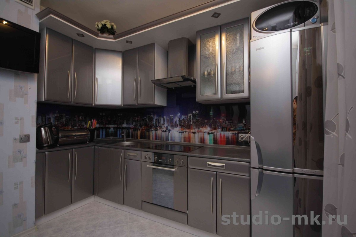 Кухня с холодильником цвета металлик