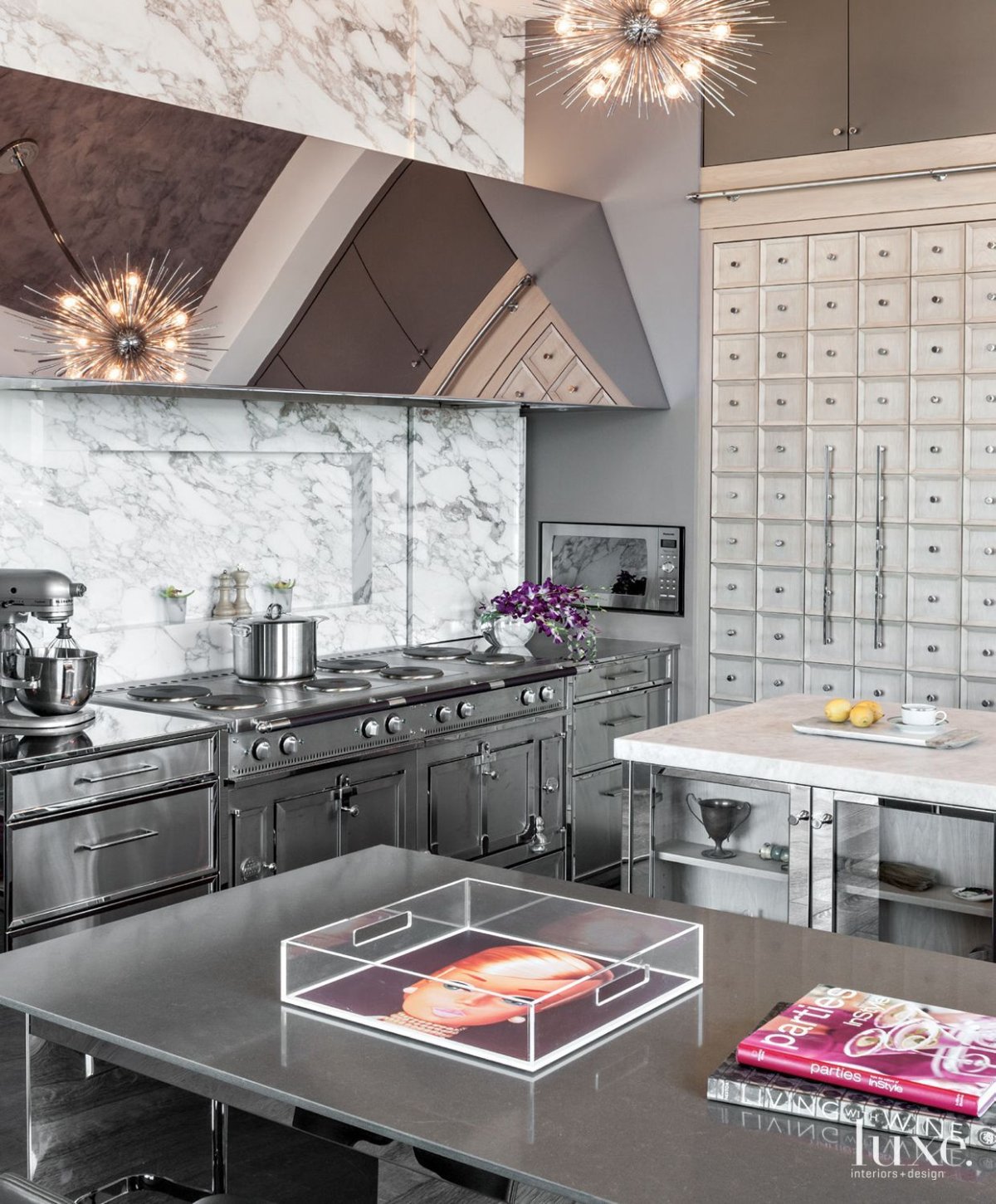 Серебряная кухня в интерьере