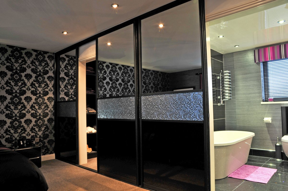 Шкаф купе с кожей и стеклом