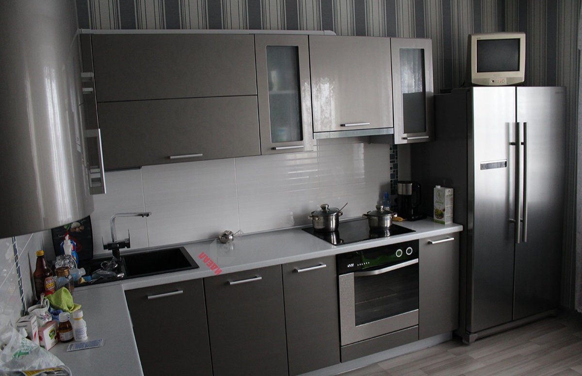 Кухонный гарнитур серый металл