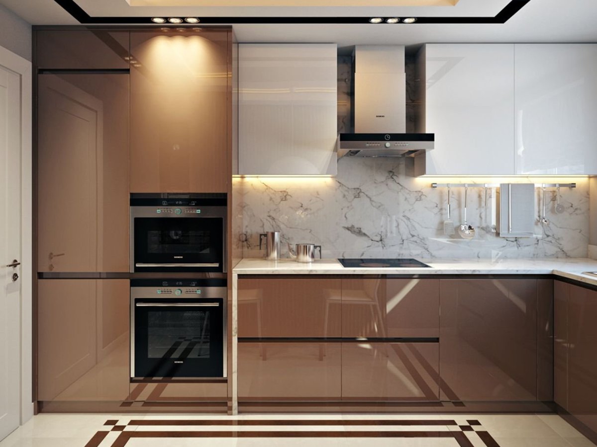 Кухня с высокими шкафами