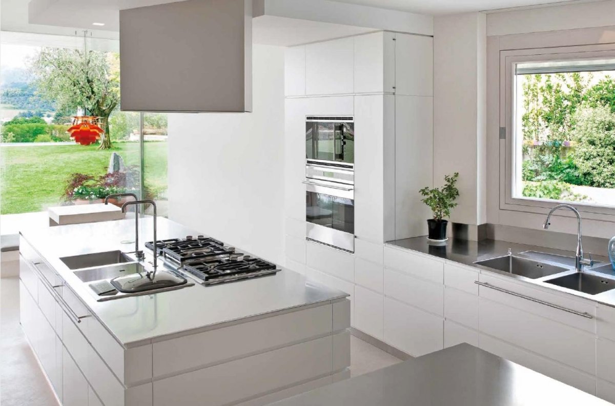 Кухня с высокими шкафами