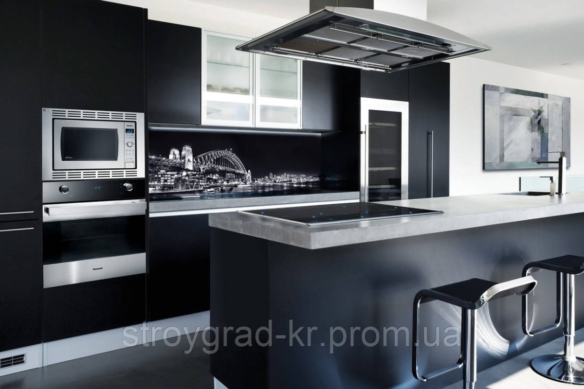 Кухня со шкафами до потолка