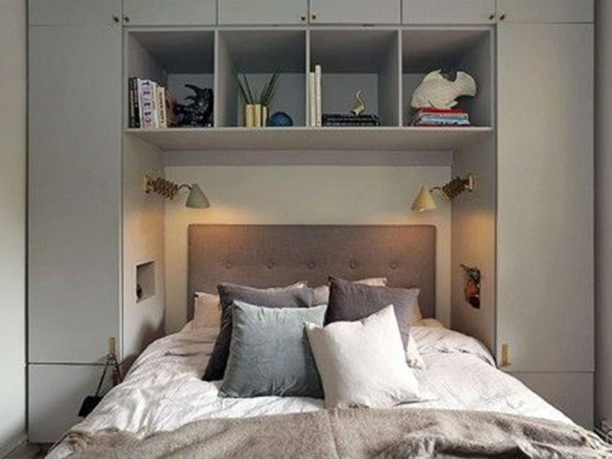 Антресоли над кроватью в спальне