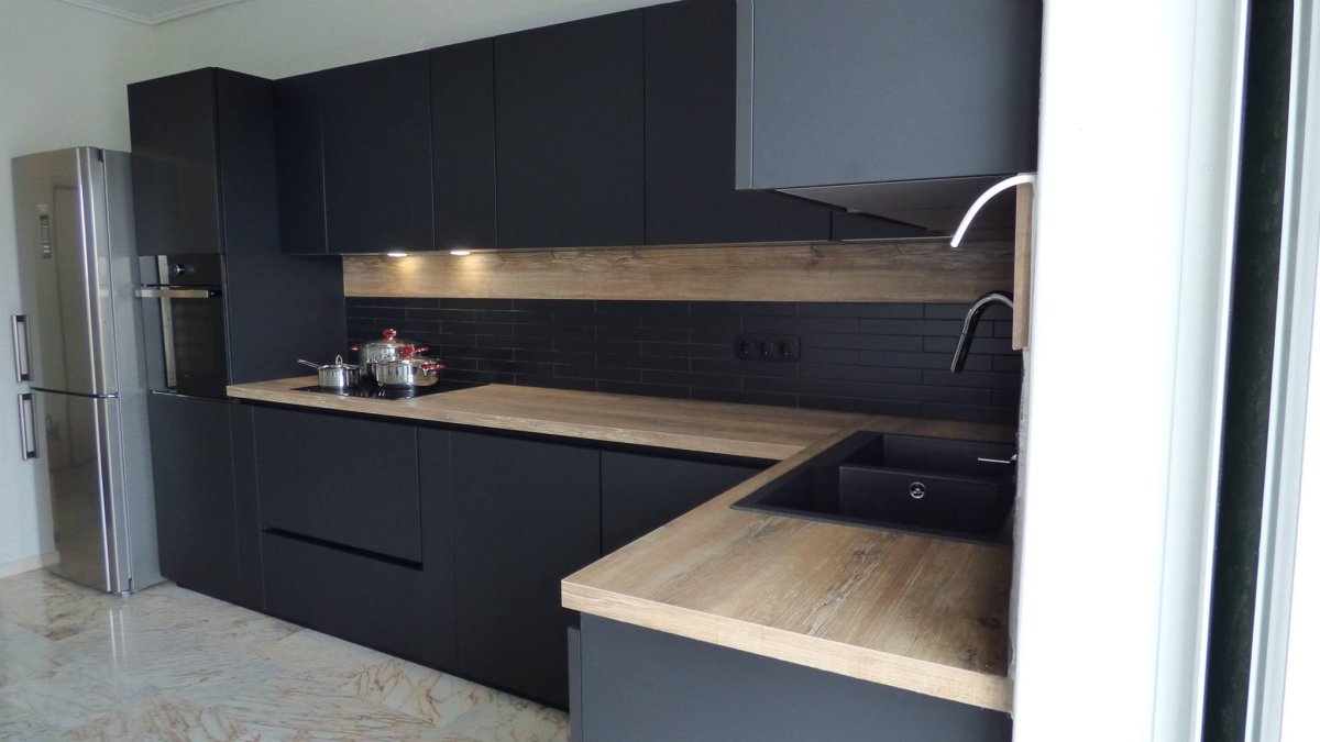 Кухня с высокими шкафами