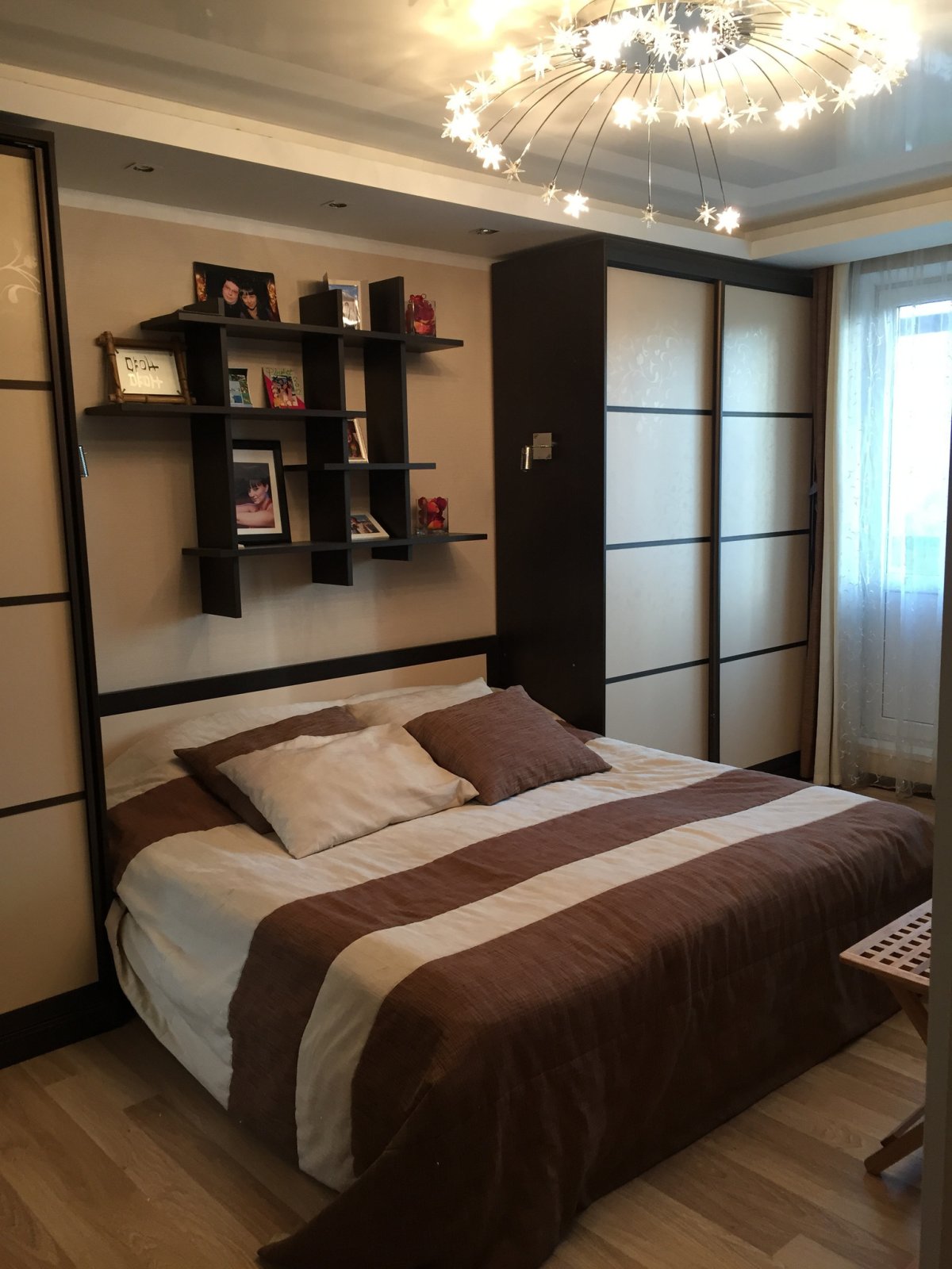 Шкаф вокруг кровати в спальне