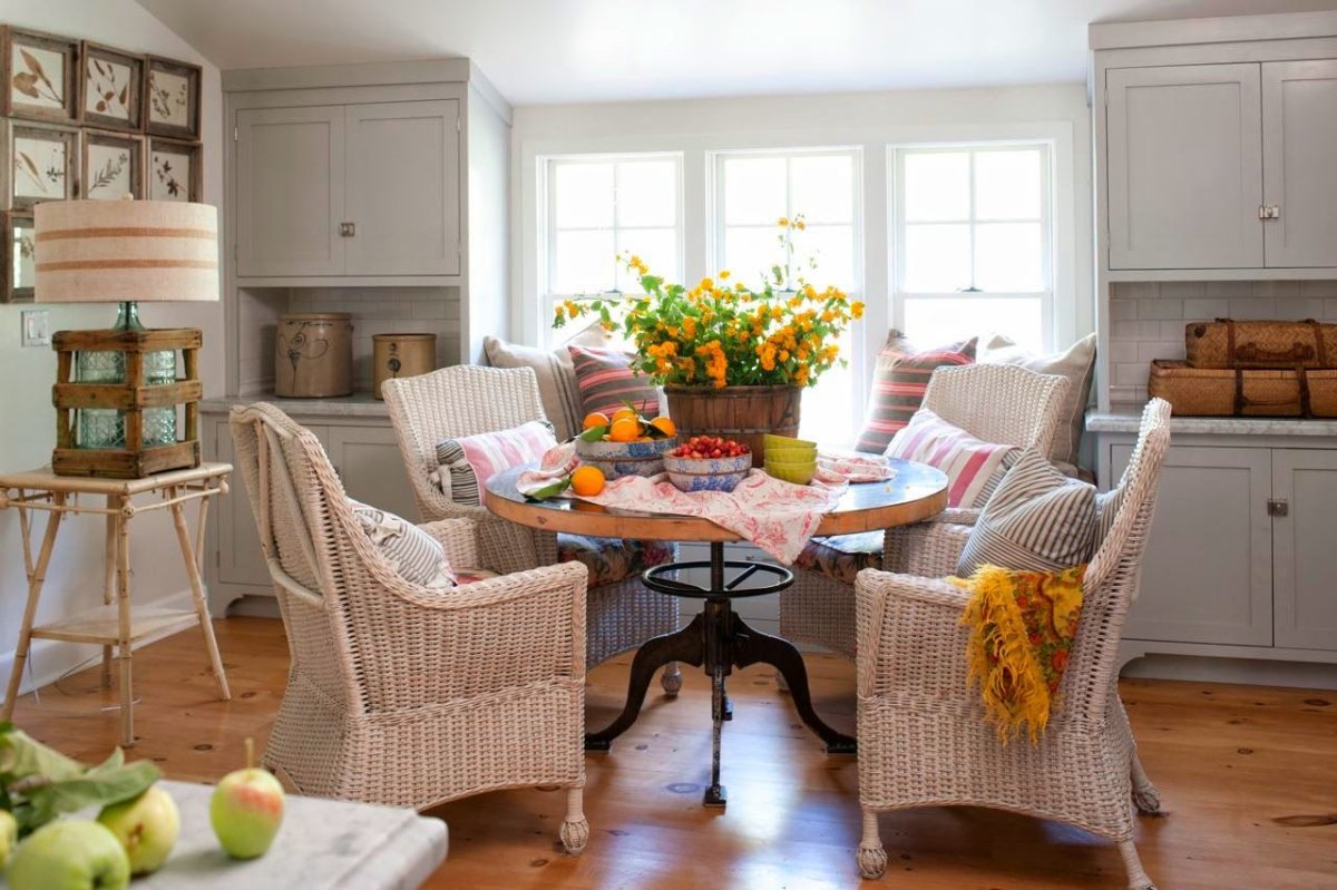 Плетеные стулья в интерьере столовой