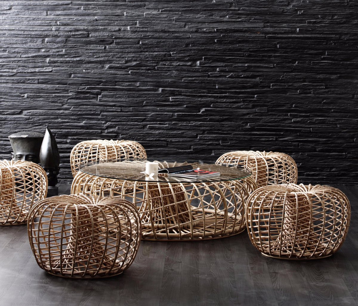 Кресло из ротанга в интерьере