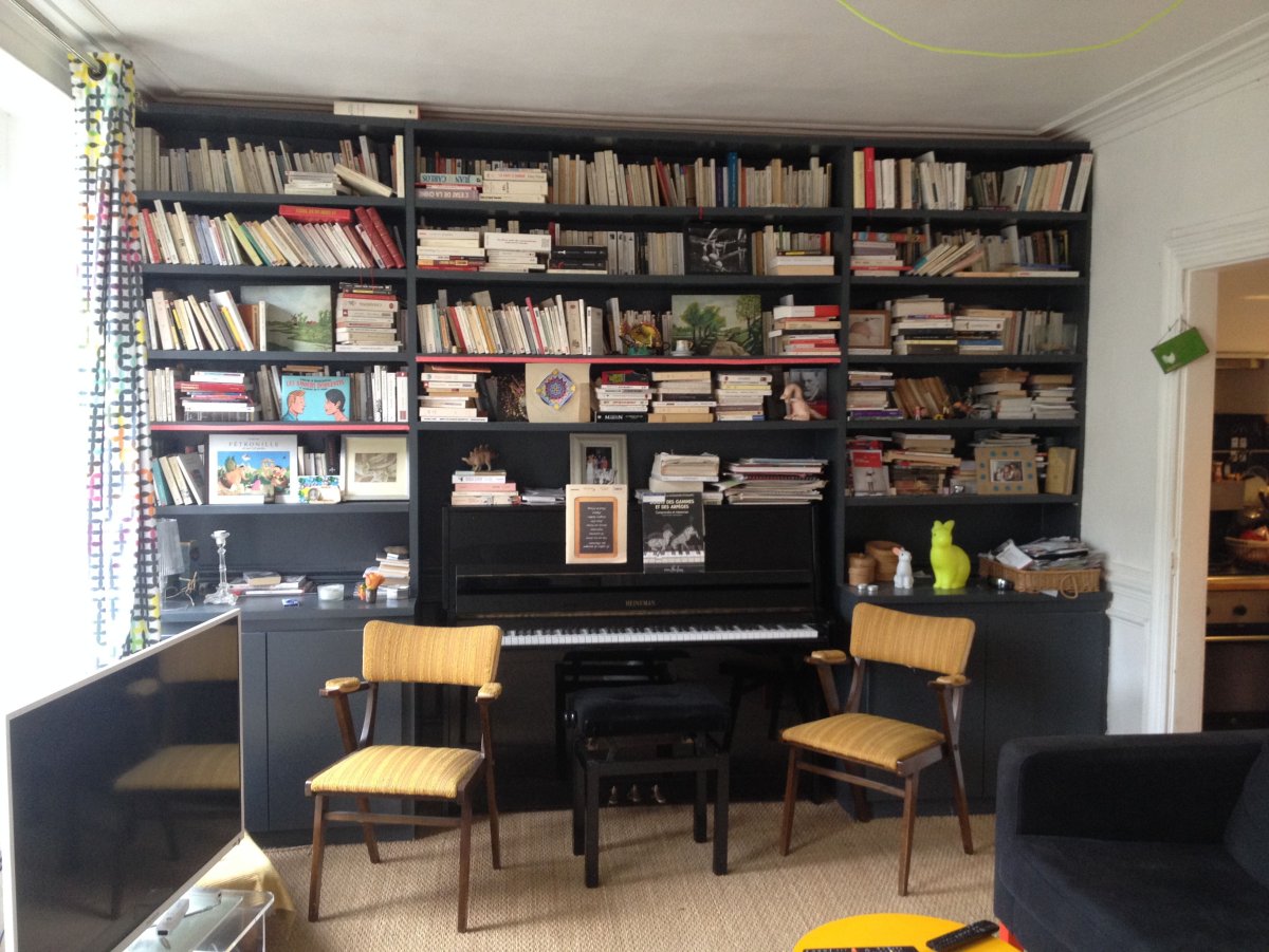 Книжные стеллажи с пианино