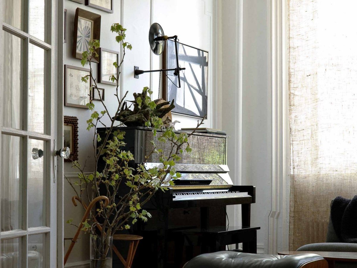 Комната с фортепиано и книжными полками