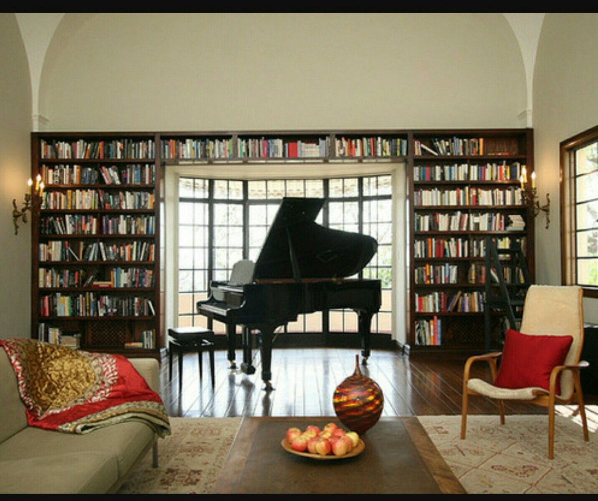 Библиотека с фортепиано