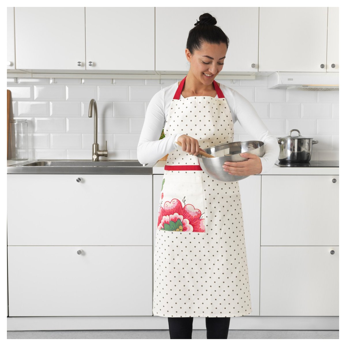 Служанка шьет ленту