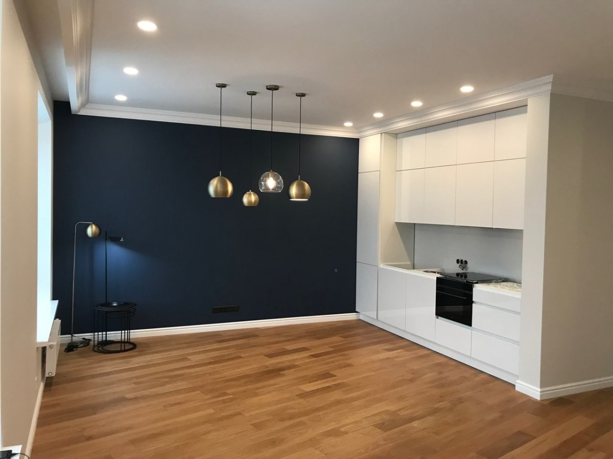 Потолочный плинтус в цвет стен