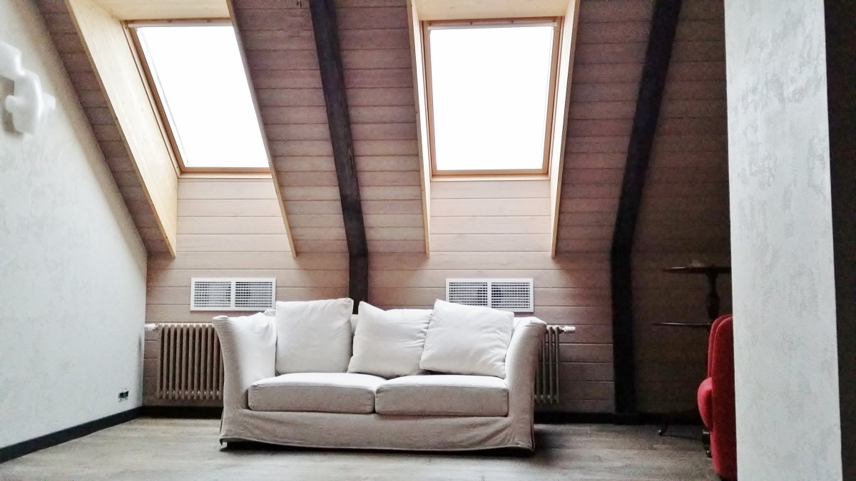 Интерьер спальни в доме из бруса