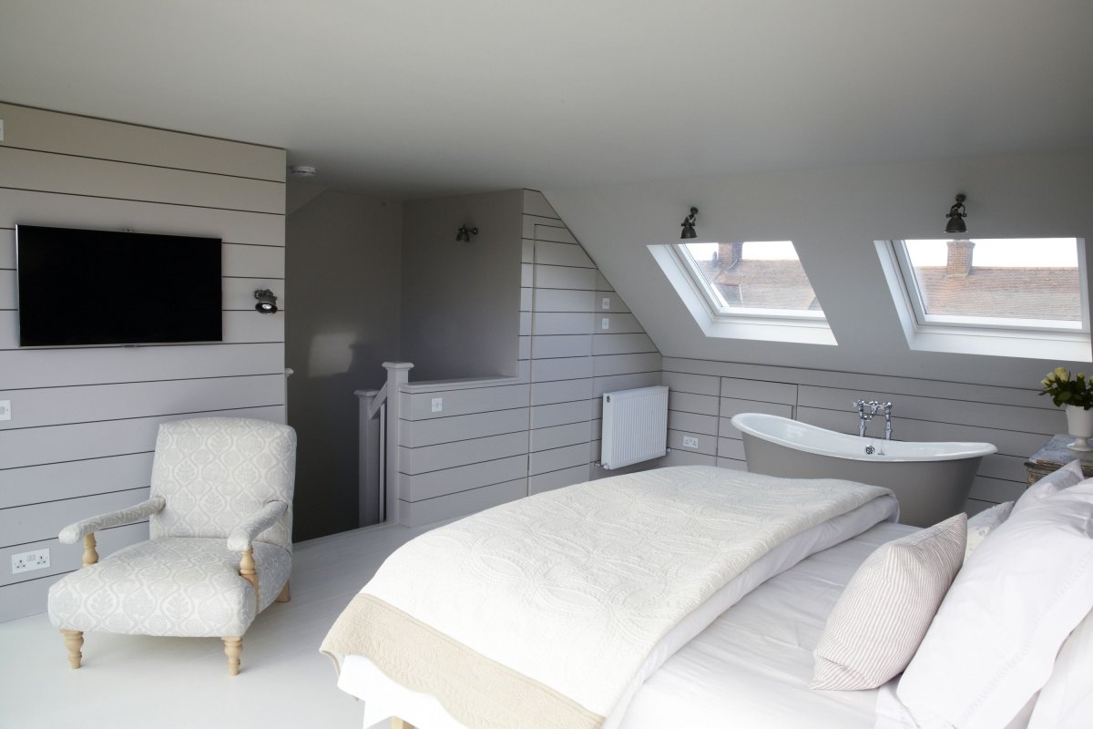 Спальня в деревянном доме вагонка