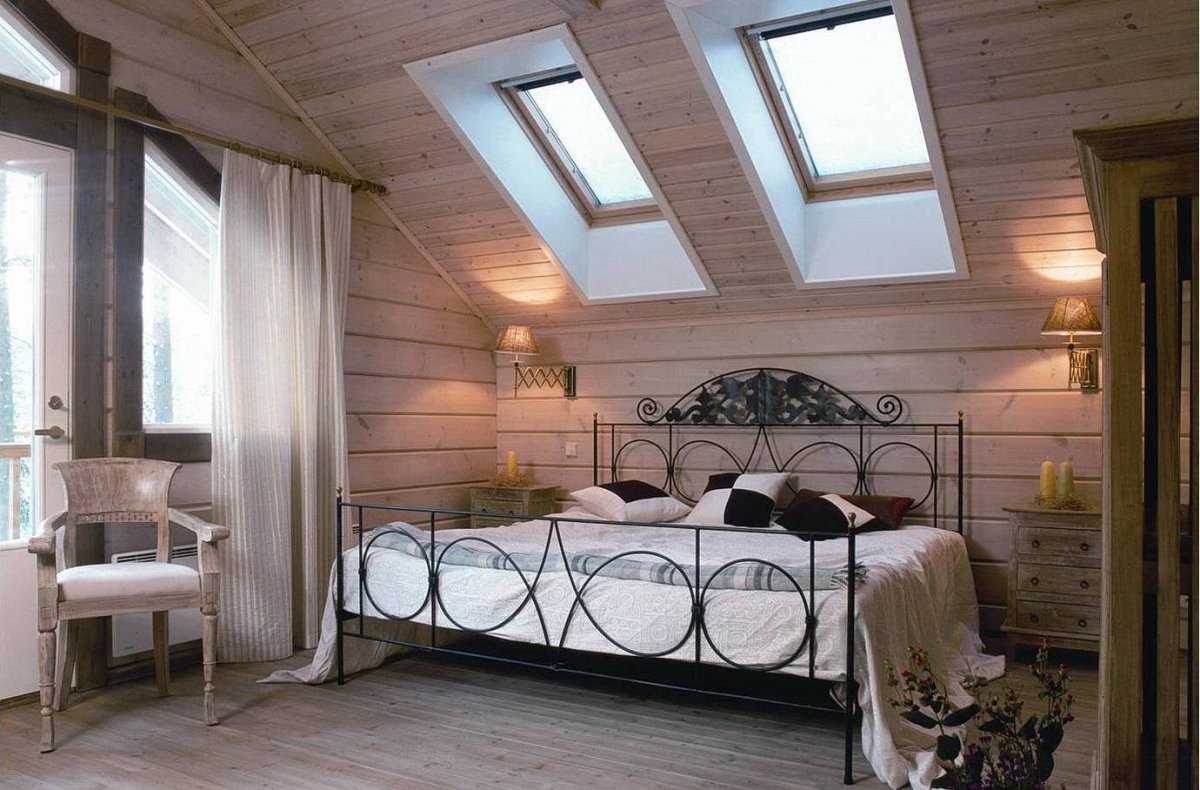Спальня на мансарде в деревянном доме