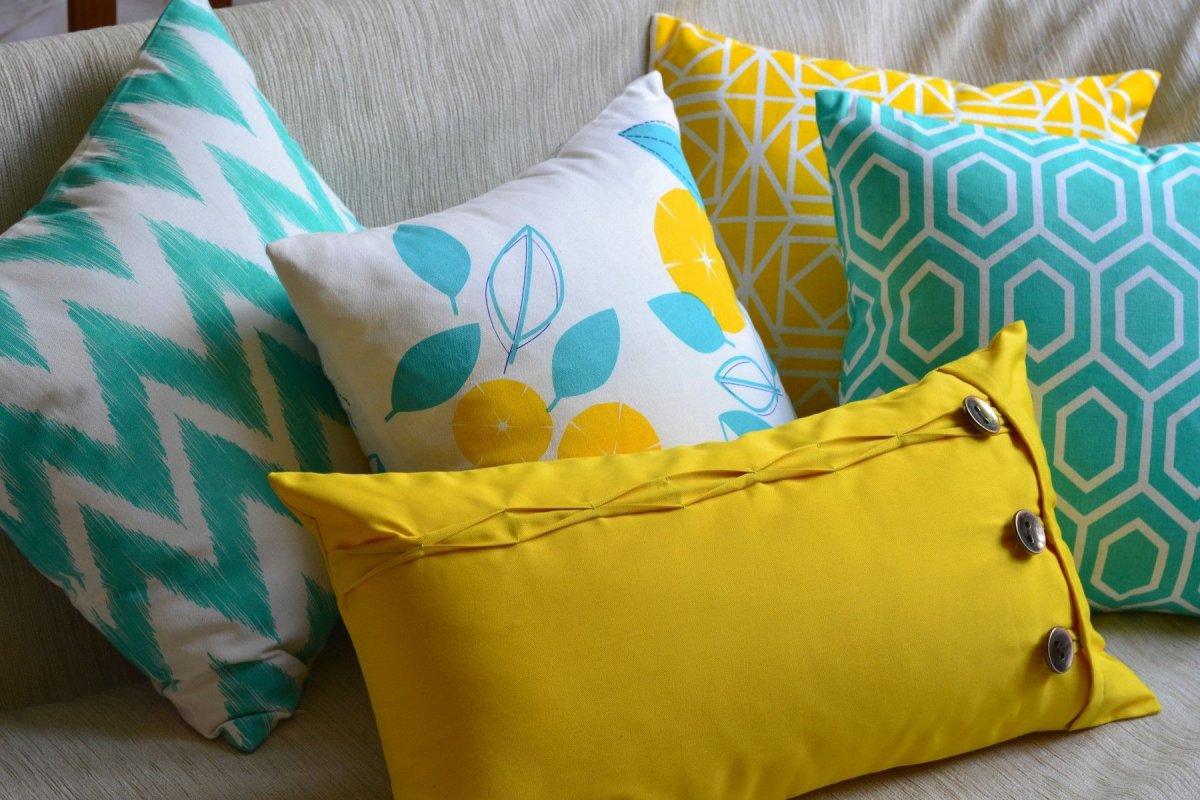 Декоративные подушки на бежевый диван