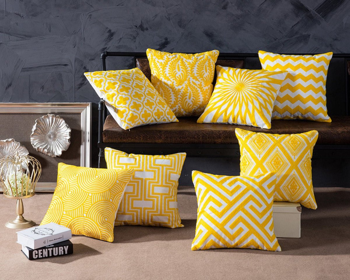 Яркие подушки