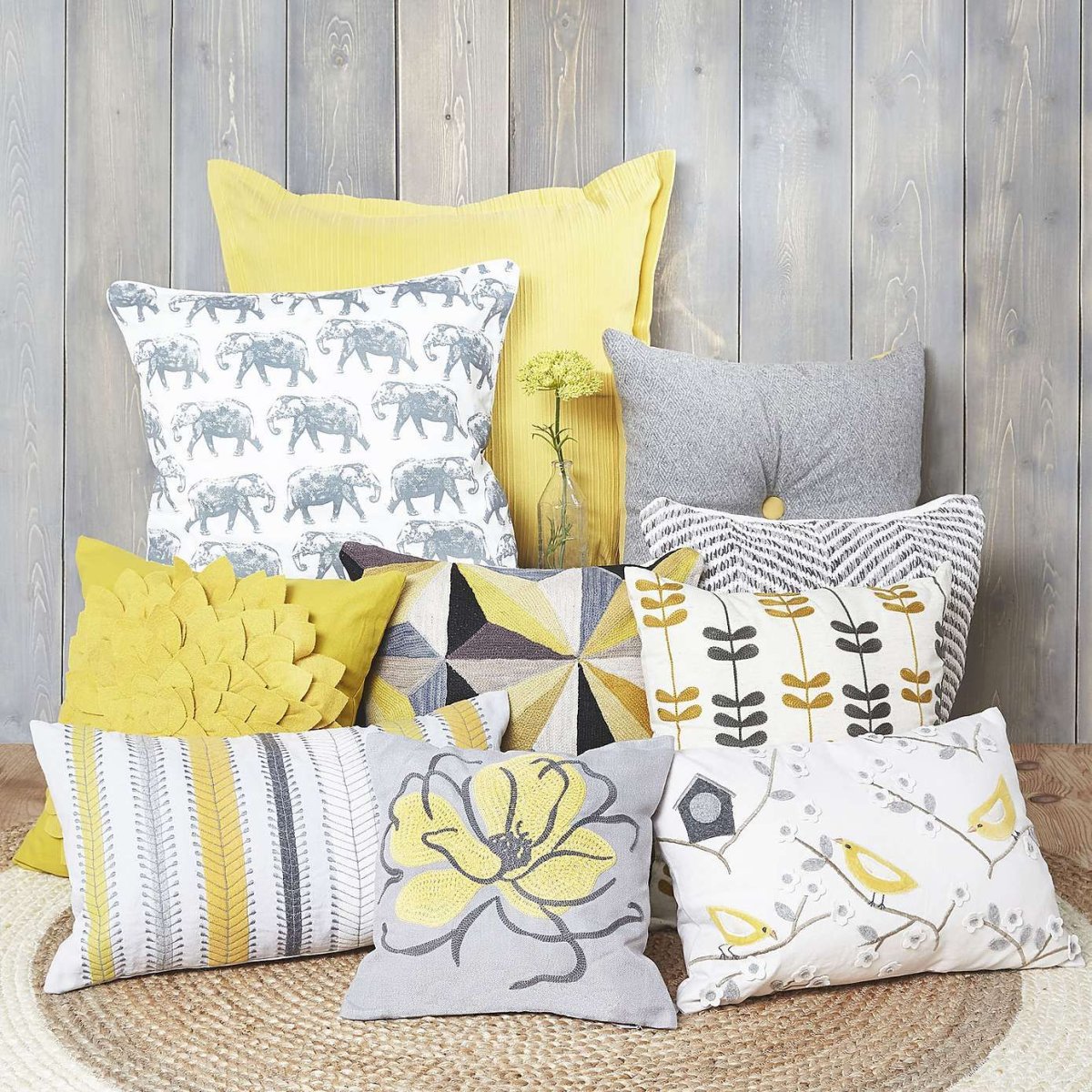 Бирюзовый диван с желтыми подушками