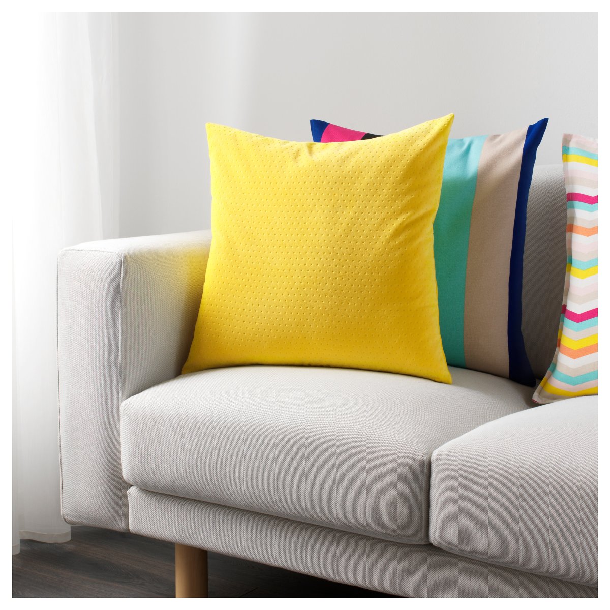 Подушка желтая бархат