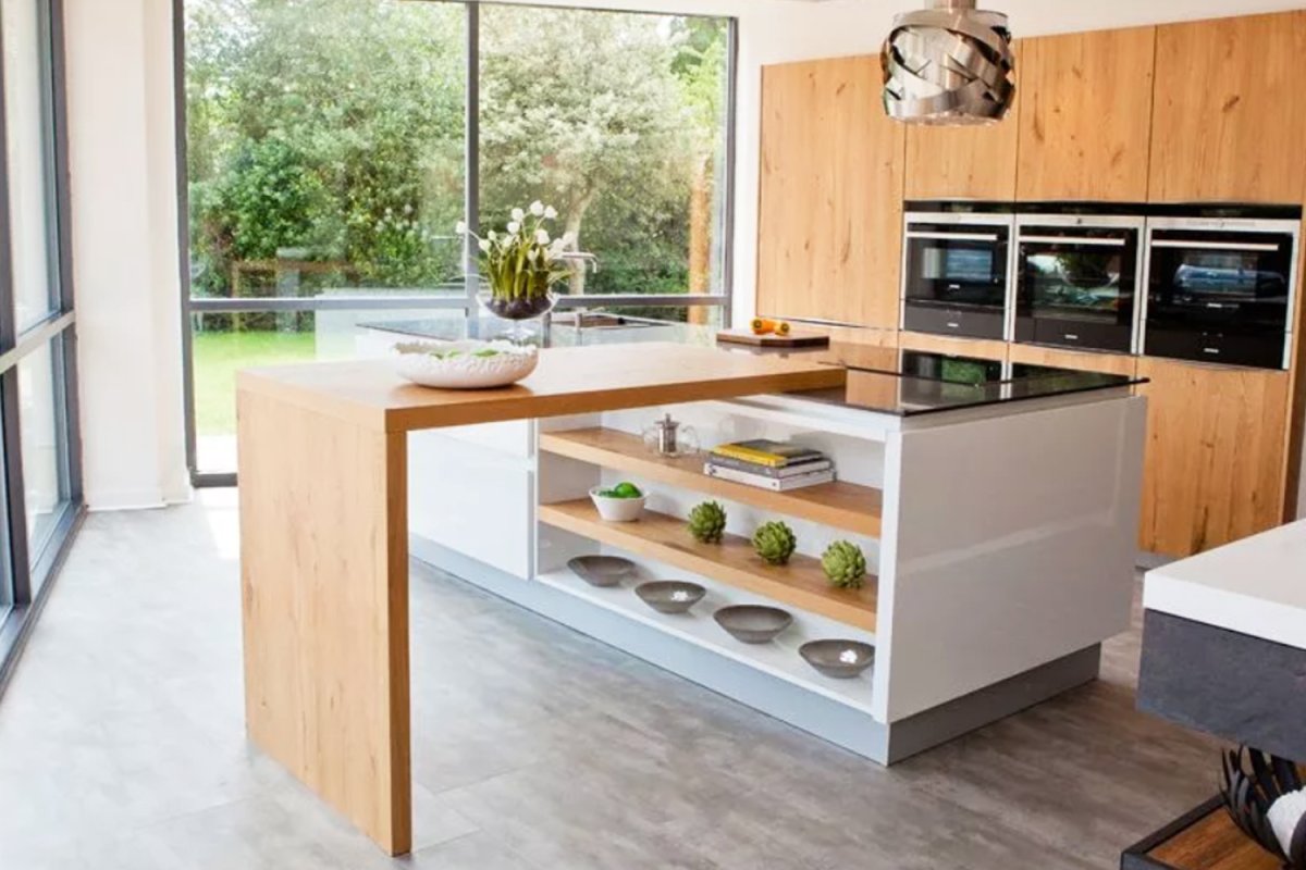 Барная стойка рядом с обеденным столом