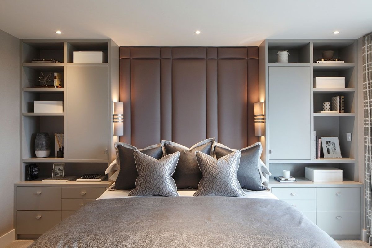 Спальня со шкафом в изголовье