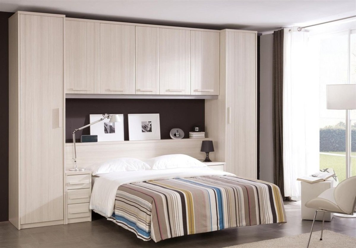 Шкаф в изголовье кровати