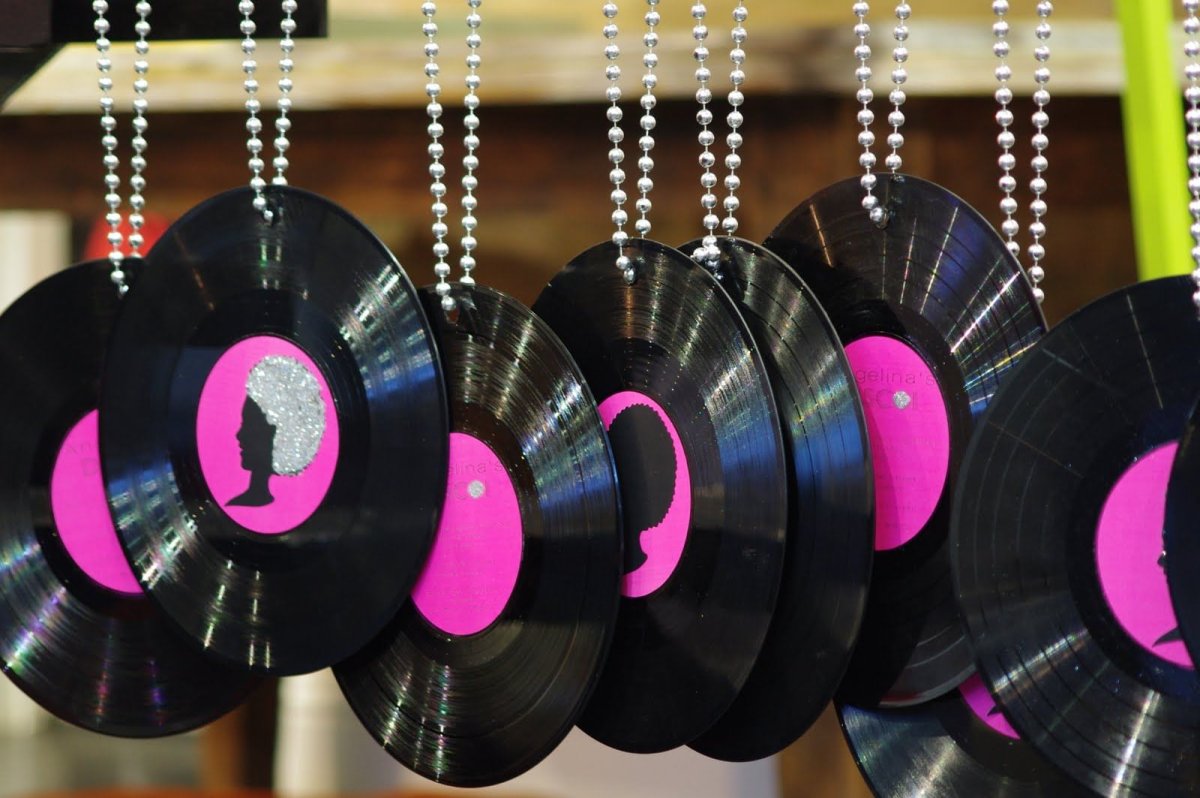 Виниловые пластинки в интерьере на стене