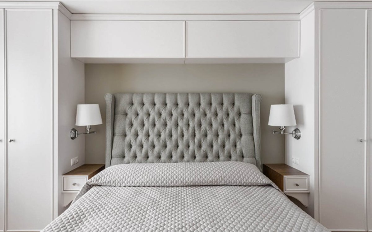 Шкаф в изголовье кровати