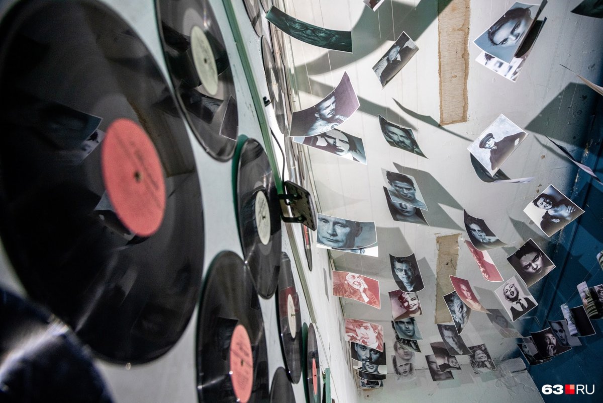 Комната подростка с пластинками на стенах