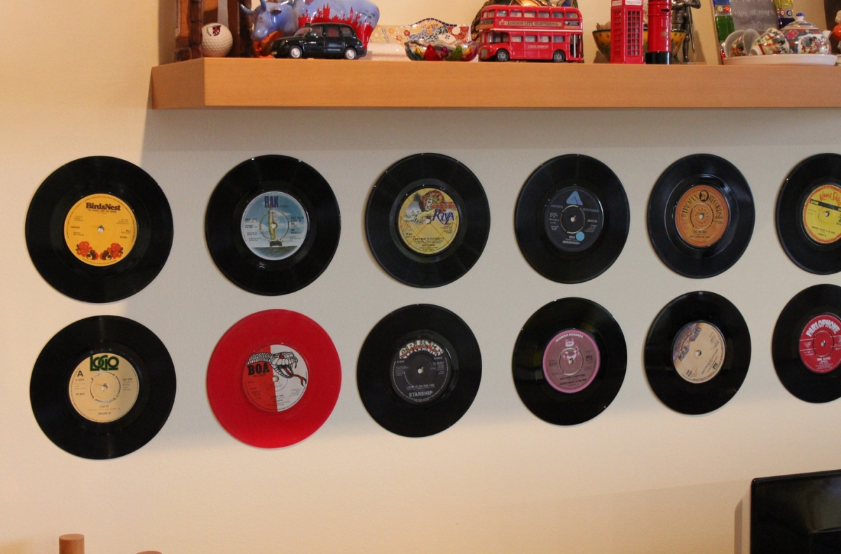 Виниловые пластинки на стене декор