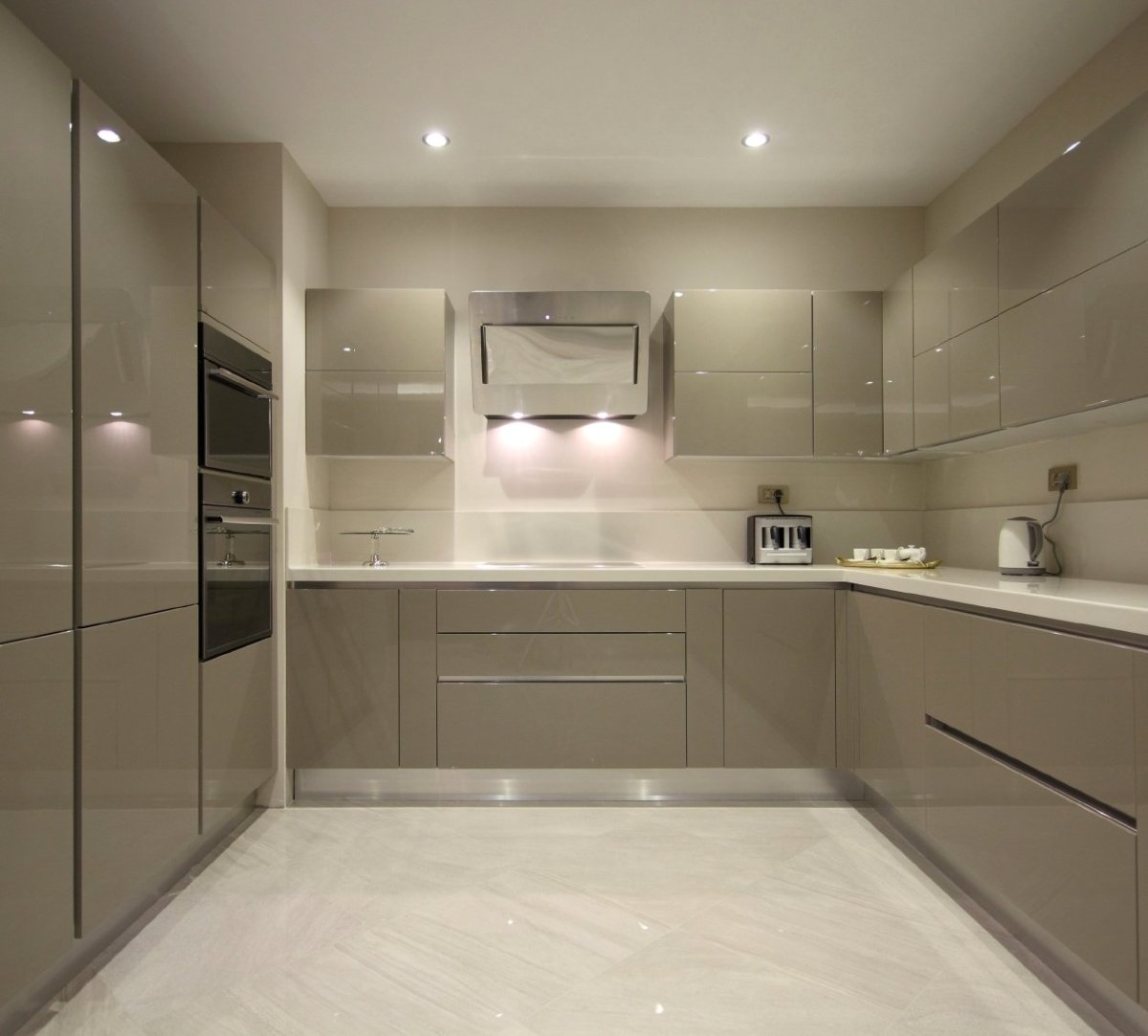 Кухня в бежевых тонах