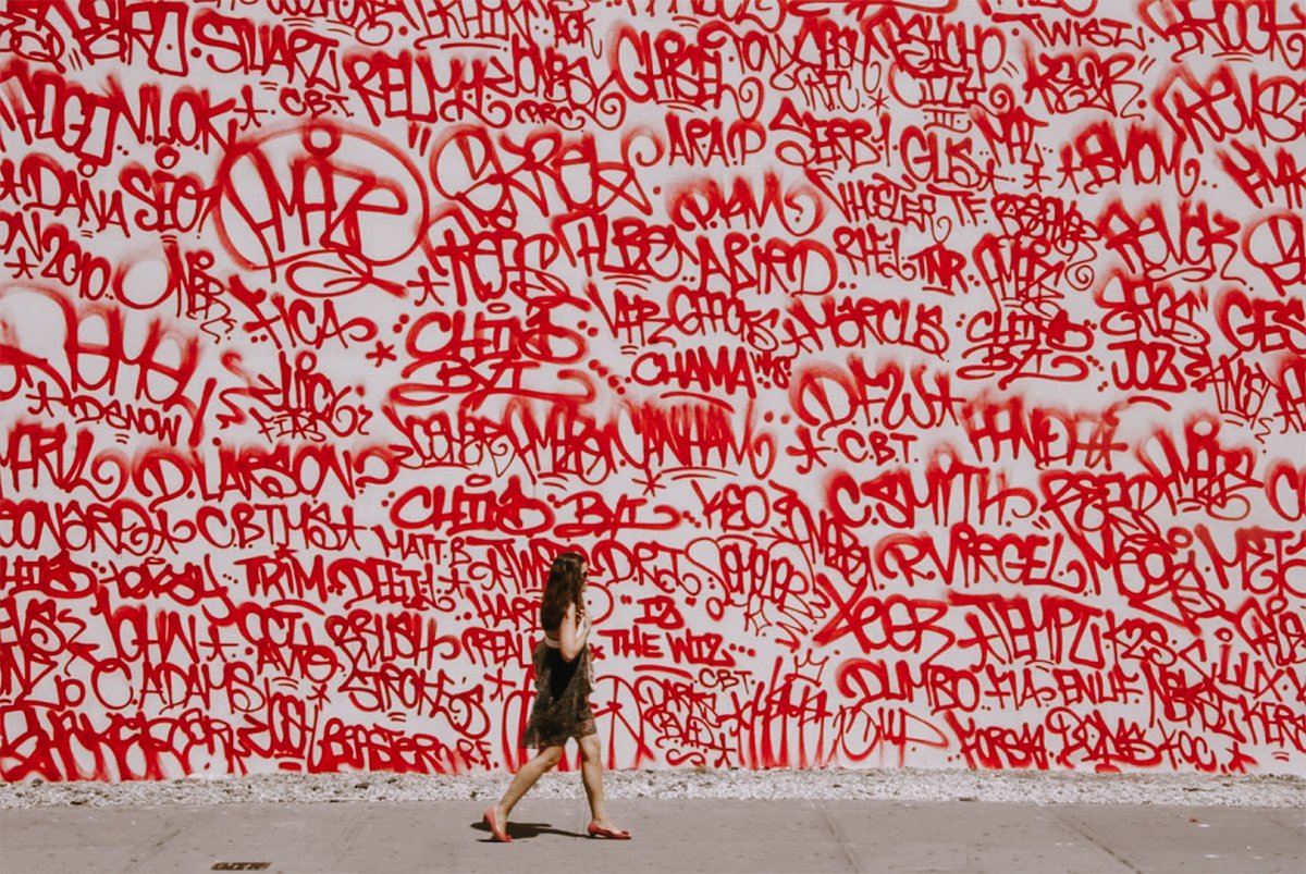 Надписи на стенах граффити