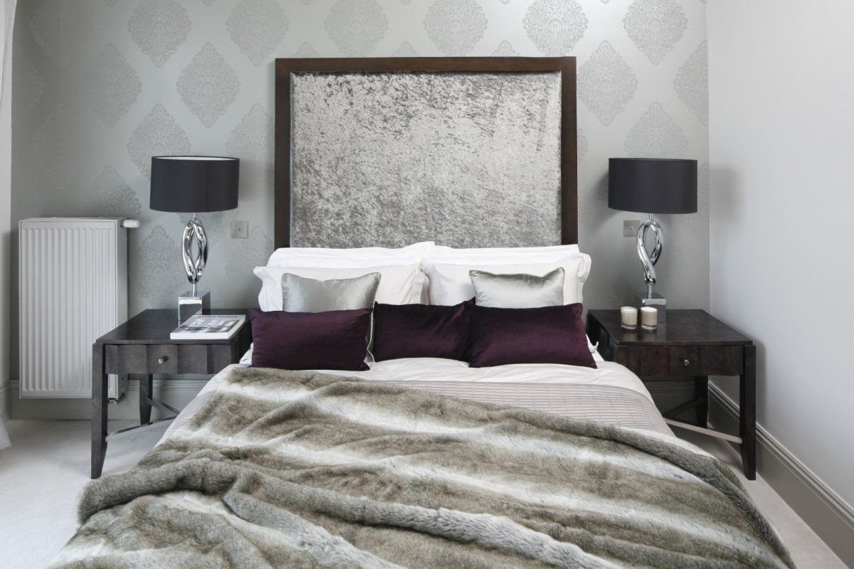 Изголовье над кроватью в рамках обои