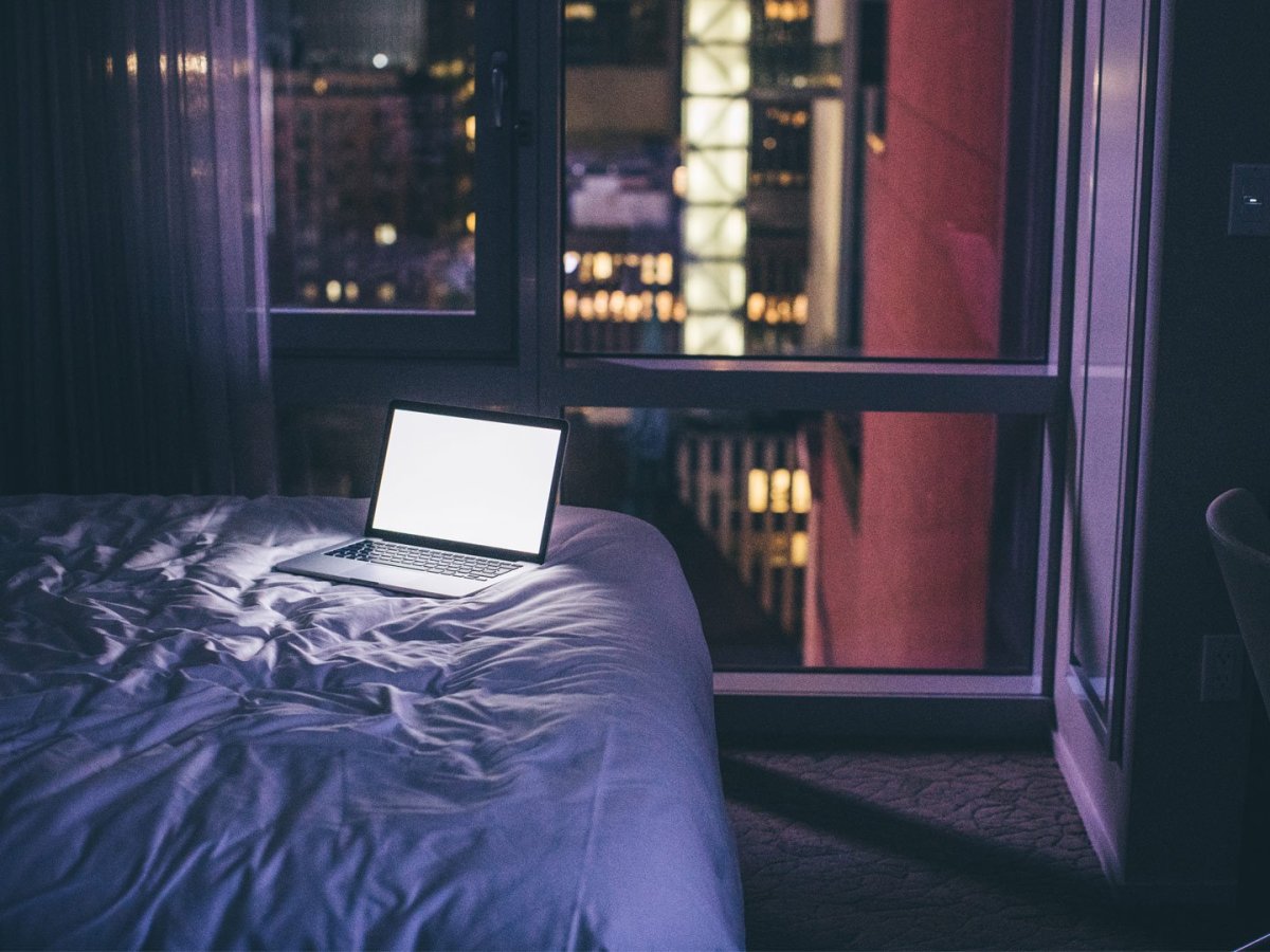 Кровать в темноте