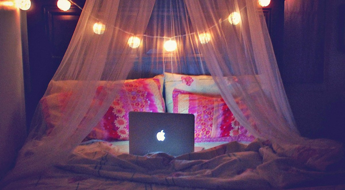 Девушка в постели в темноте