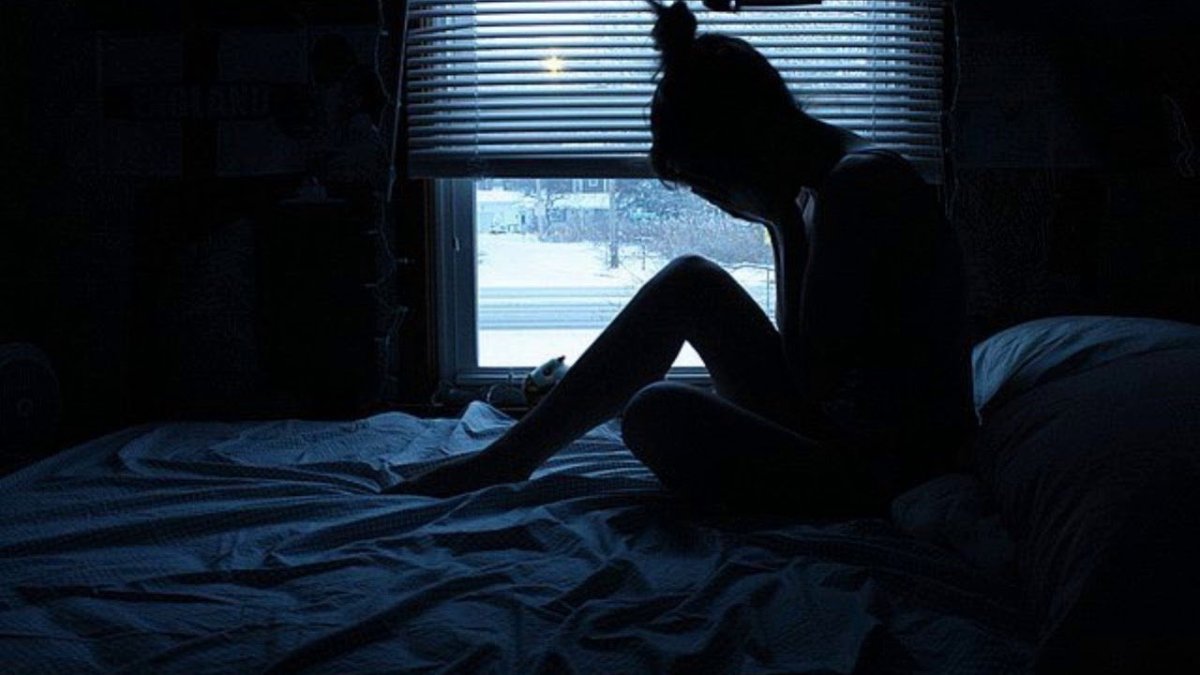 Красный свет в комнате