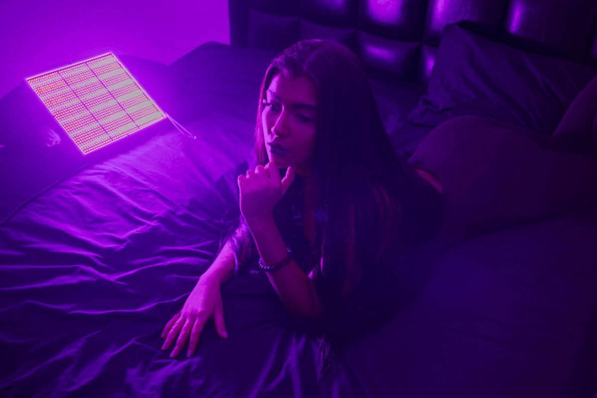 Барбара Палвин на кровати