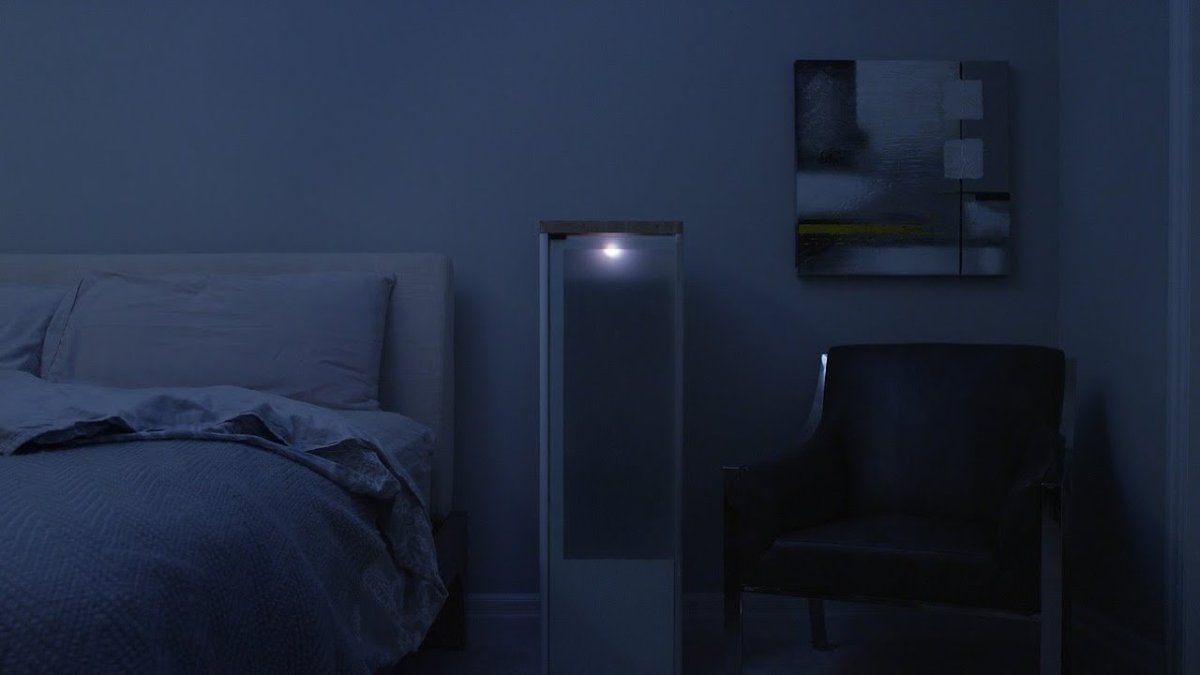 Девушка грустит на кровати