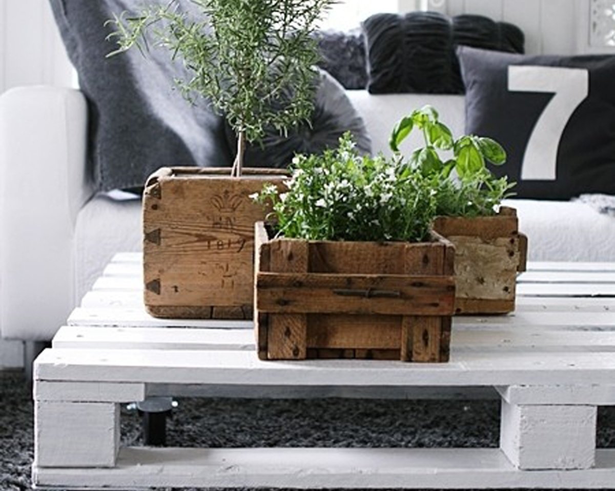 Деревянные ящики в интерьере сада