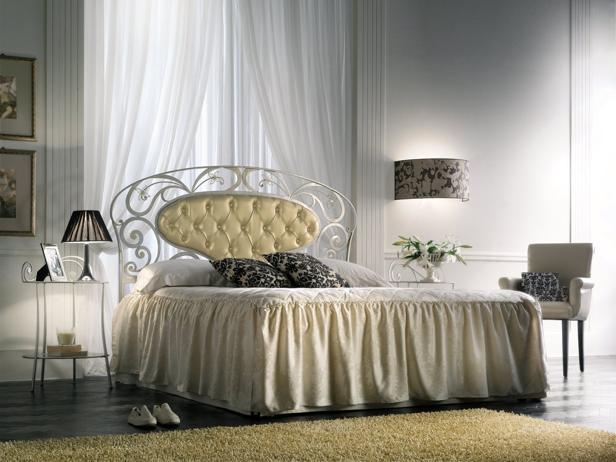 Современная спальня с кованной кроватью