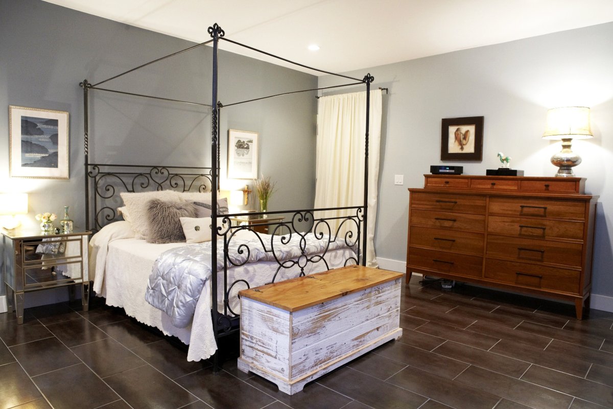 Спальня с кованой кроватью