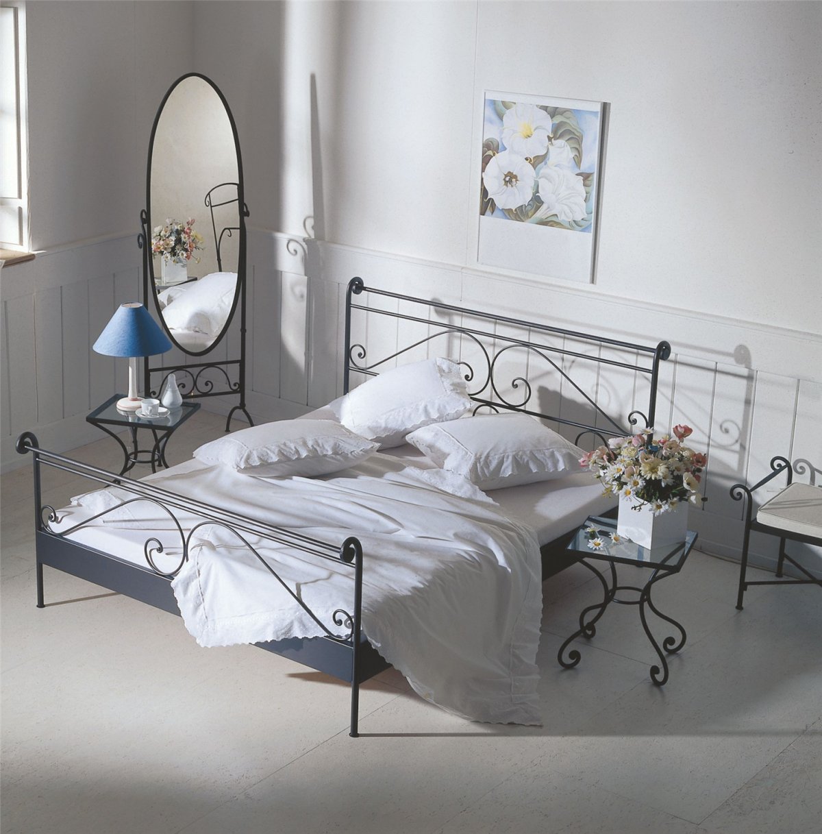 Дизайнерская спальня кровать в нише шкафов