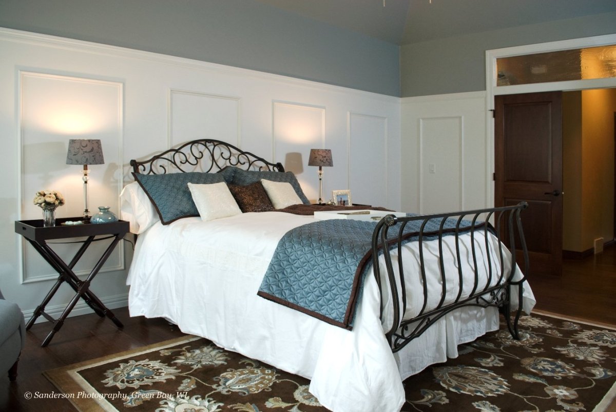 Маленькая спальня с железной кроватью