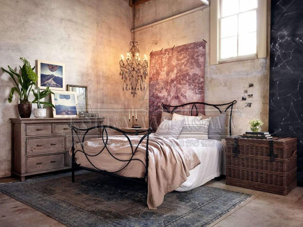 Черная кованая кровать прямо