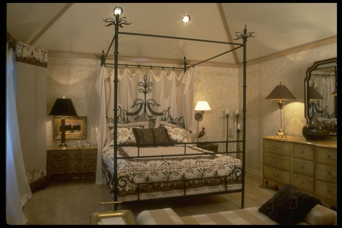 Кованая кровать с мягким изголовьем