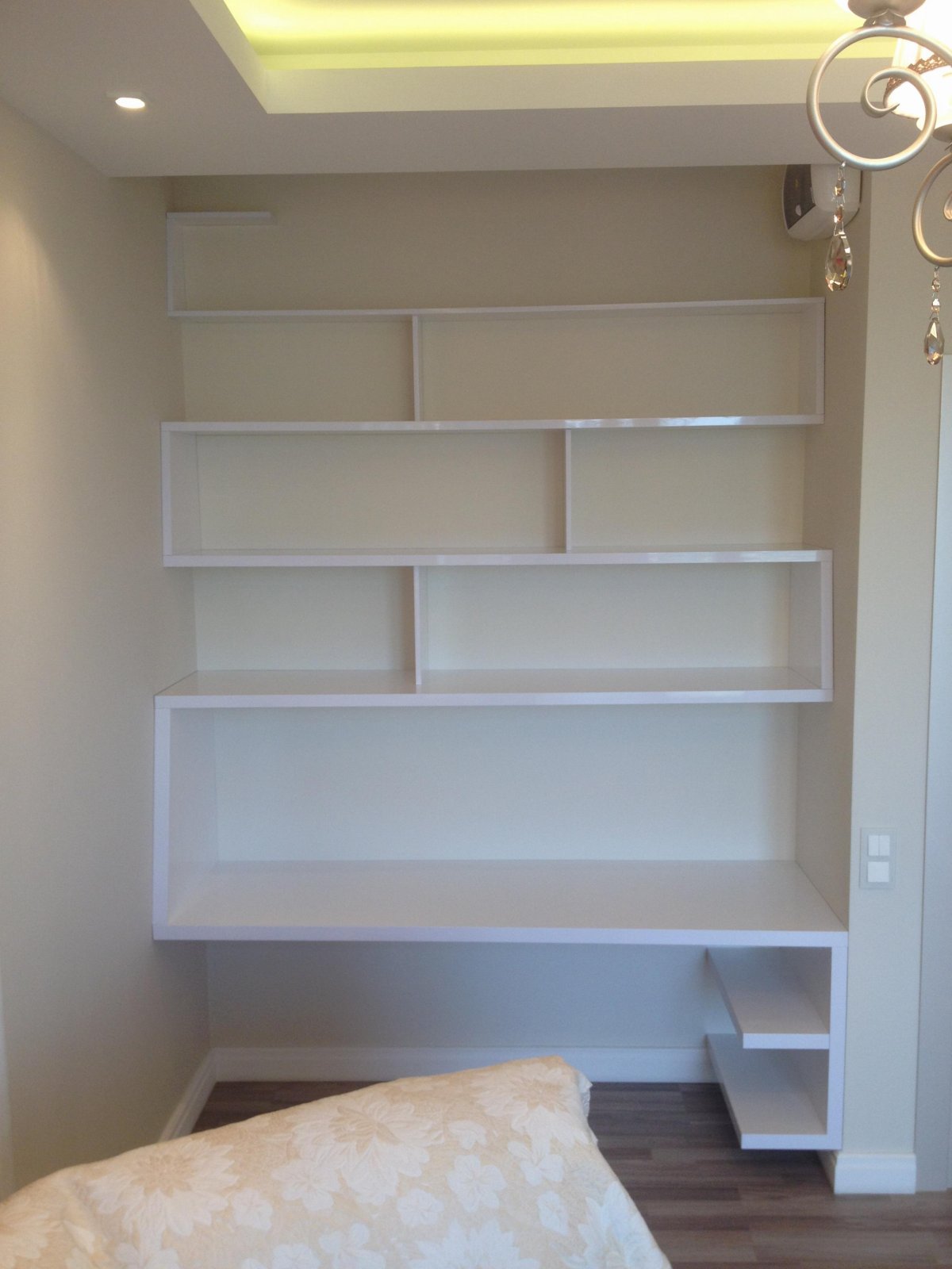 Асимметричный стеллаж в нишу