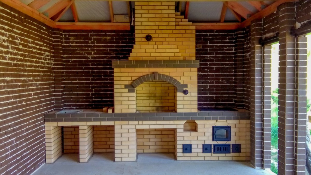 Мангал из кирпича со столешницей