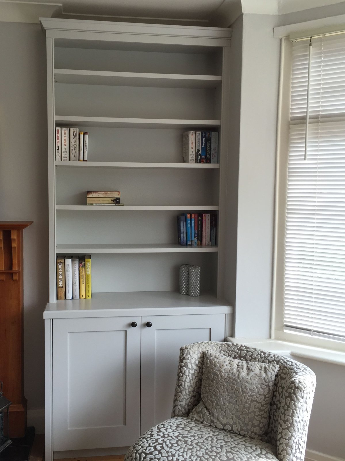 Встроенный стеллаж в нишу