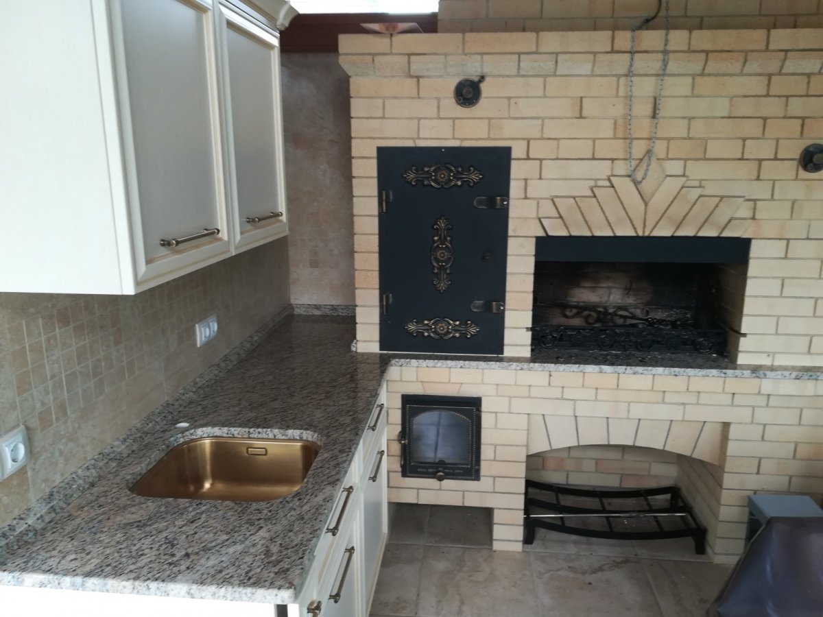 Уличный умывальник из кирпича